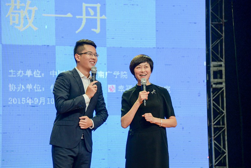 之前刷到敬一丹分享自己70岁时在景区被“免费领鸡蛋”的套路套住，稀里糊涂花了3000多买了号称能治高血压的“神药”，回家缓了两天才反应过来上当的事，真的惊到了。
她自己做了几十年媒体人，见过的骗局数都数不过来，临了还是栽在专盯老年人的话术里，那些人一口一个“阿姨”