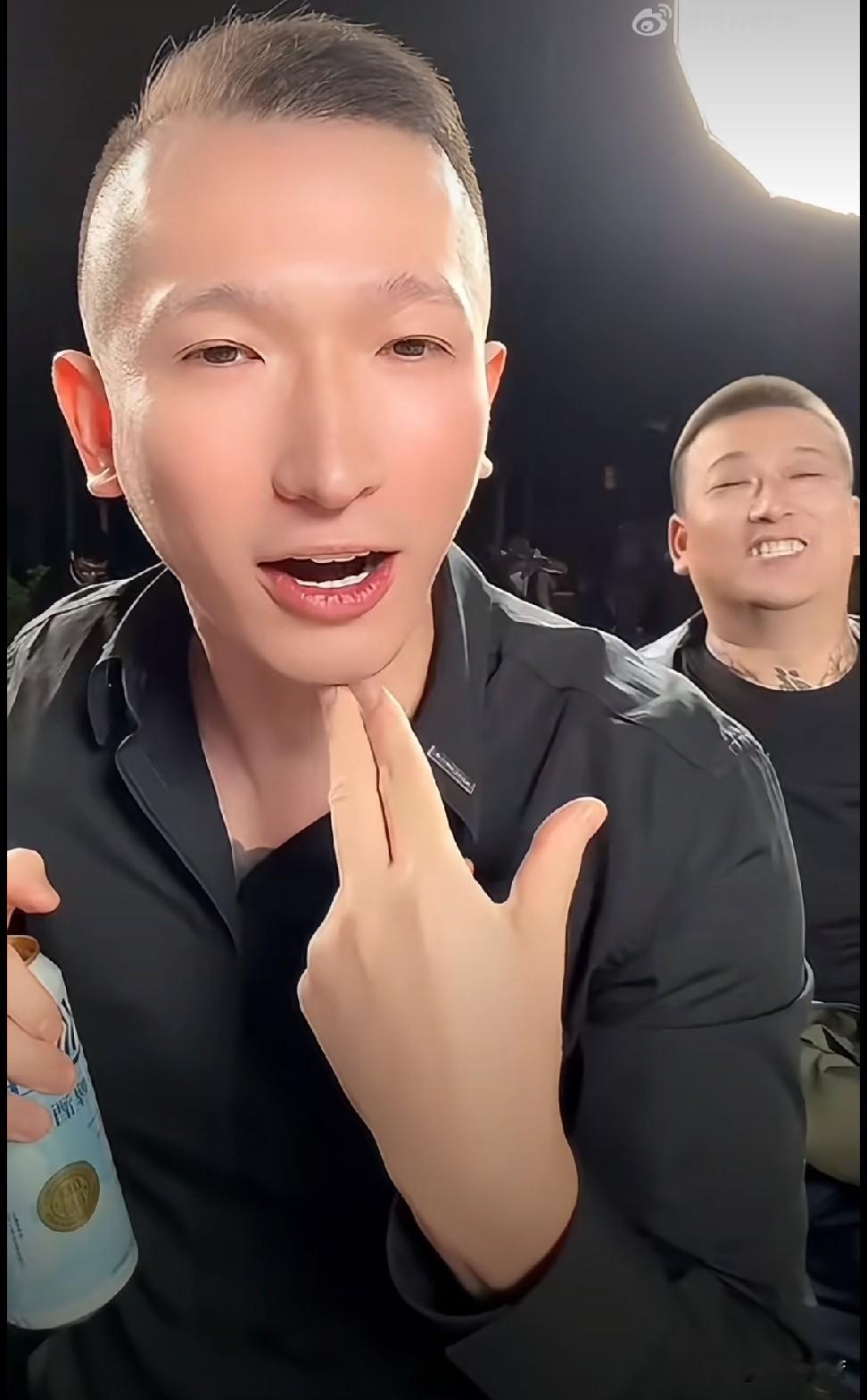 狗磊哐哐打脸祁天道吴迪，只因有老葛做靠山？在狗磊孩子满月活动上，二子爷举手机被粉丝提醒要躲烟，老葛听后霸气放话：咱们开心抽两口也没事，他们敢封吗？我老葛在这坐着，还能封号？

都知道当初祁天道因为一句自己“上能处辛巴，下能处老葛”，让老葛感觉掉段没面子，第一时间和他翻脸。这次狗磊在四合公司专场天道，