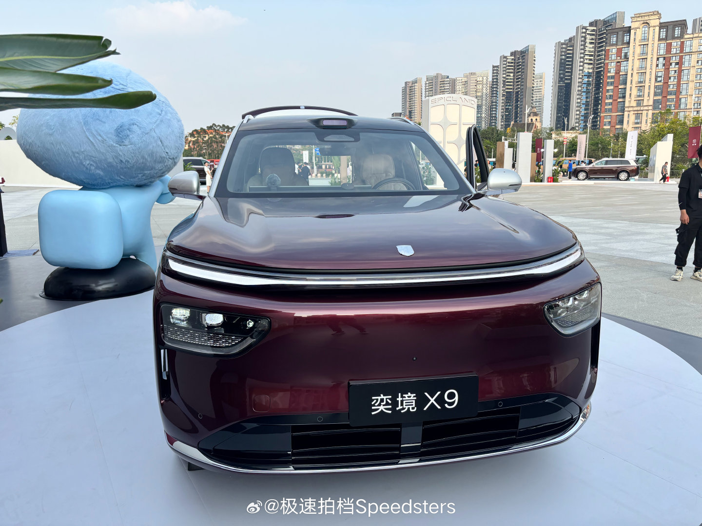 奕境汽车首款车型 X9 正式上市，限时优惠价 27.98-35.98 万，满配华为乾崑全栈智能，还有一个很可爱的哈蒙蒙 ai 机器人，这款华字辈的 9 系车型性价比拉满#华为乾崑携奕境x9重磅上市# ​
