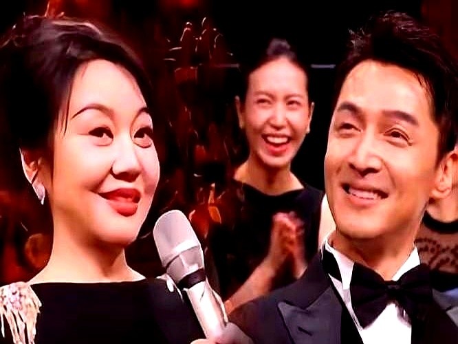 穿平底鞋上台还能走得踉踉跄跄，内娱敢这么干的估计只有闫妮。

何炅当场开涮问微醺赛道查不查酒驾。到了群访，沈梦辰问获奖第一个想抱谁，闫妮张口就来：抱胡歌和杨紫，因为早就“谈妥了”。

这话一出，沈梦辰懵得直往后退，旁边的胡歌憋笑憋到发抖，全靠杨紫顺势接梗。

事后她女儿爆料，老妈平时根本滴酒不沾。闫