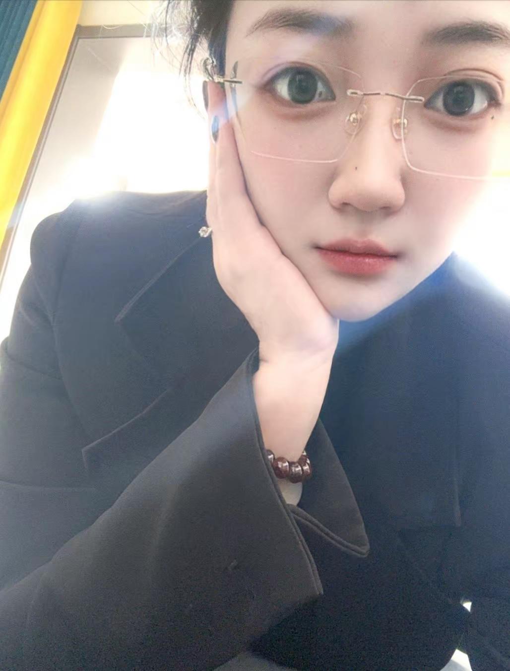 别人带都像高智感美女 我像有点文化但不多的女流氓😐