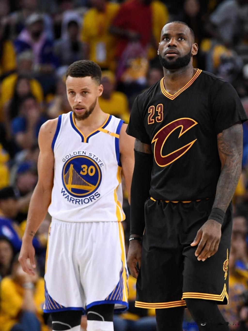 4冠对4冠，凭什么詹姆斯压库里一头？就凭那4个MVP和4个FMVP。
把荣誉簿摊开看。老詹4个常规赛MVP，4个总决赛MVP，一阵数量极多。库里呢，MVP有2个，FMVP只有1个。这就是主流媒体把老詹排前二，把库里放前十边缘的原因。
但库里拥有历史三分王，还改变了整个联盟的战术逻辑。他缺的不是影