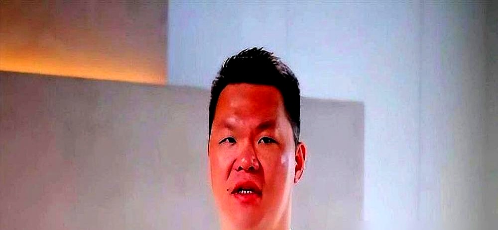 就因为一个防守没到位，尤纳斯在场边吼着要杀人，骂孙悦是不是娘们儿。
那会儿打沙特赢88分，换现在早该开香槟庆祝了，老爷子愣是跟输了球似的黑着脸。
朱芳雨说跟杜锋关在屋里天天挨训，晚上躺床上翻来覆去琢磨怎么改，第二天顶着骂声再上场，愣是没人敢在场上溜达着散步。
现在呢，基本功稀碎，教练刚提一嘴就有人甩