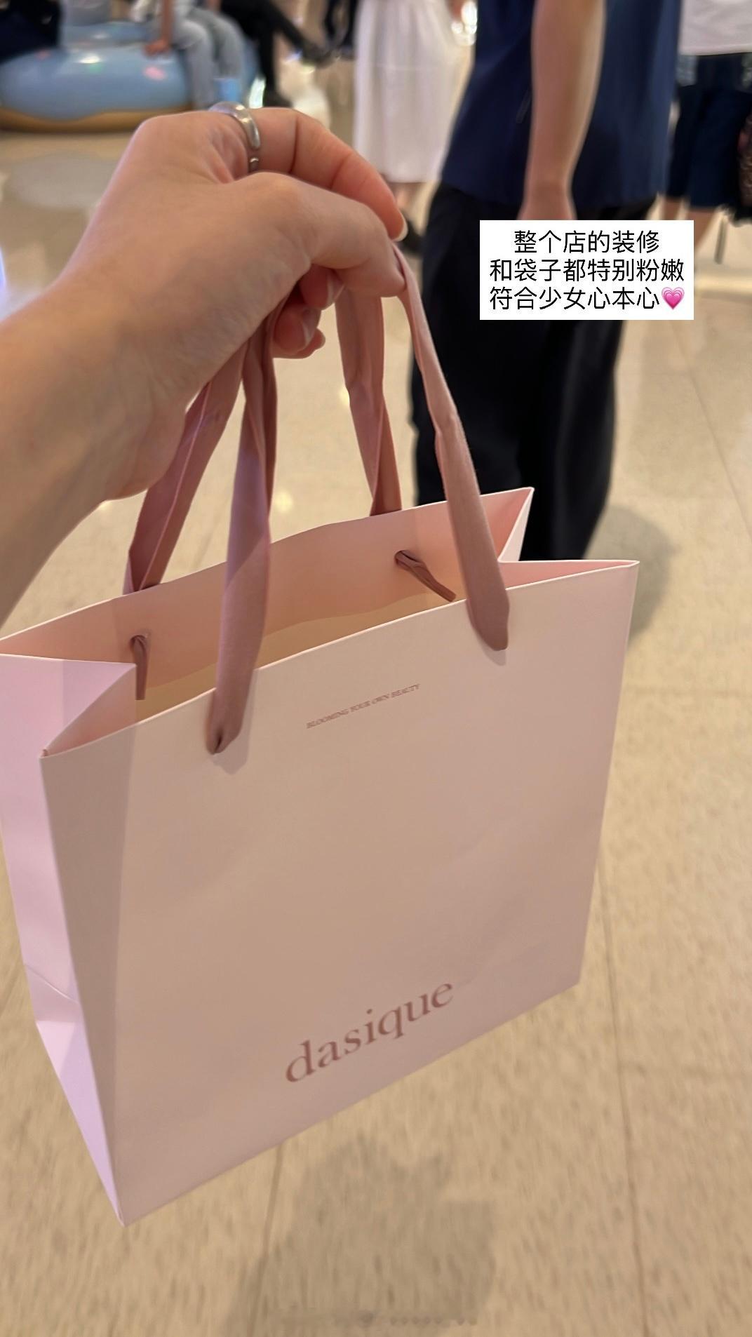 dasique居然在天河城开了实体店决定今晚过去瞧一瞧咋回事柜台姐姐给...