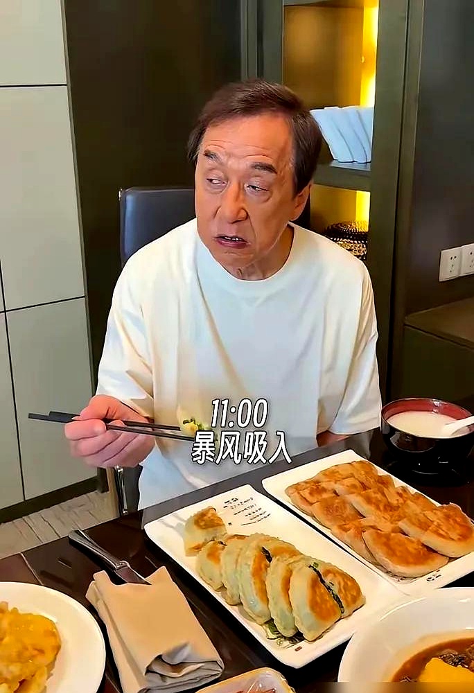 同样是红了半辈子的顶级巨星，71岁的成龙能在大荧幕上露出一身结实的肌肉，靠的居然不是苦行僧般的节食
 

大家都知道刘德华吃素十几年、过了中午就不碰米面，周润发更是狠到一天只吃一餐，连糖和酒都戒了
 

可成龙完全不吃这一套，他该吃吃该喝喝，胃口好得像个小伙子
 

他把运动融入到骨子里，看电视换台