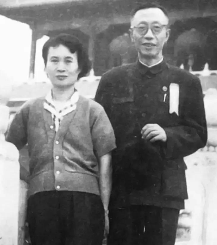 1962年，56岁溥仪迎娶38岁女护士李淑贤，新婚之夜溥仪开着100瓦的灯泡，一直在看书，待李淑贤睡下好久，溥仪才用鼻子闻她的额头和头发，然后斯斯文文地睡在一旁，接下来几天，溥仪每天都这样做，这让李淑贤感到非常不满意，于是她偷偷跟踪溥仪，发现他居然在医院注射荷尔蒙。
 
李淑贤站在医院走廊拐角，看着