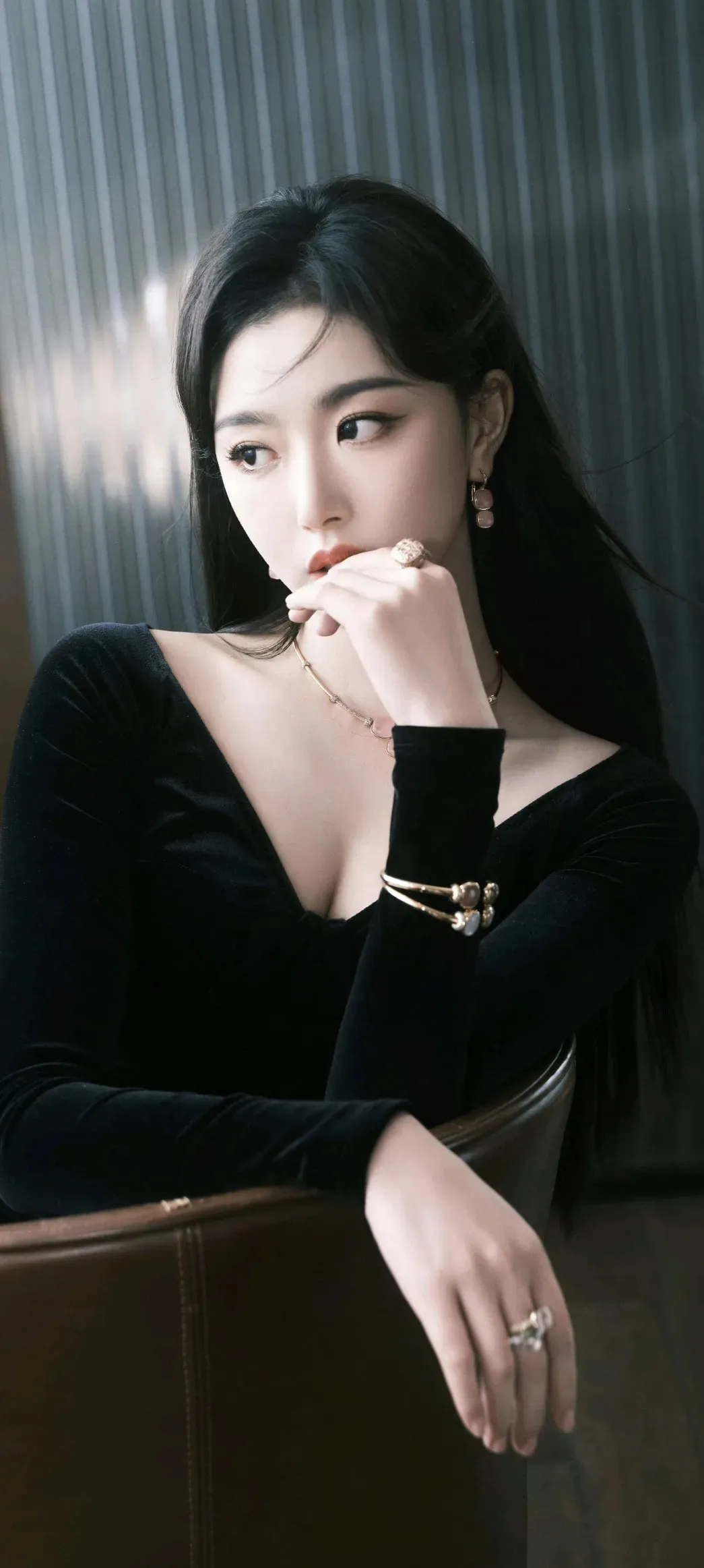 孔雪儿高清美照分享｜优雅黑裙，沉静如水，指尖轻触，岁月静好。