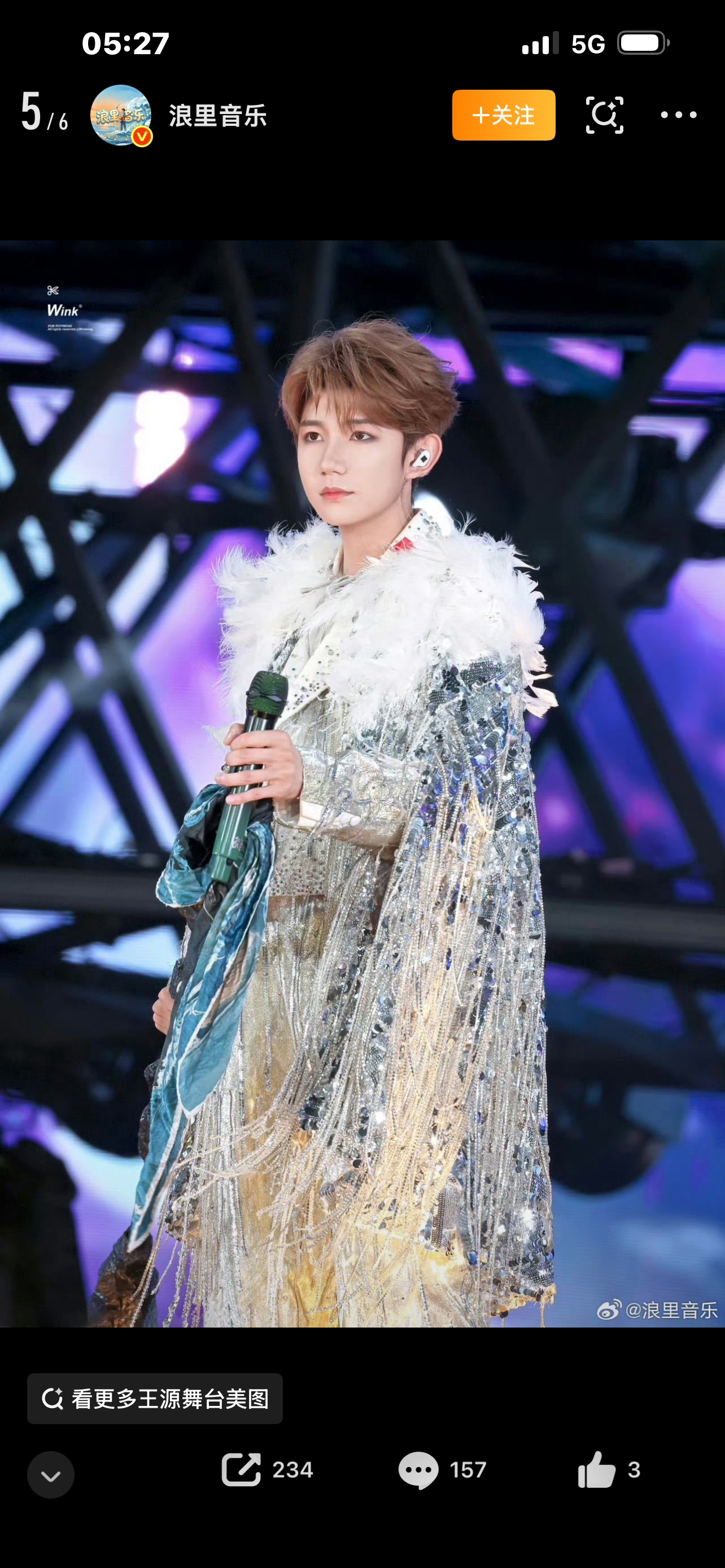 你见过几万人在演唱会现场，齐刷刷低头看手机的场面吗？王源南京演唱会，就出现了这么震撼的一幕，一句话，让全场数万观众同时低头，直接冲上热搜，刷屏各大平台。


说起演唱会，大家印象里，都是粉丝举着手机录像、挥舞荧光棒，目光紧紧盯着舞台。大部分的互动，都是大合唱、喊话、