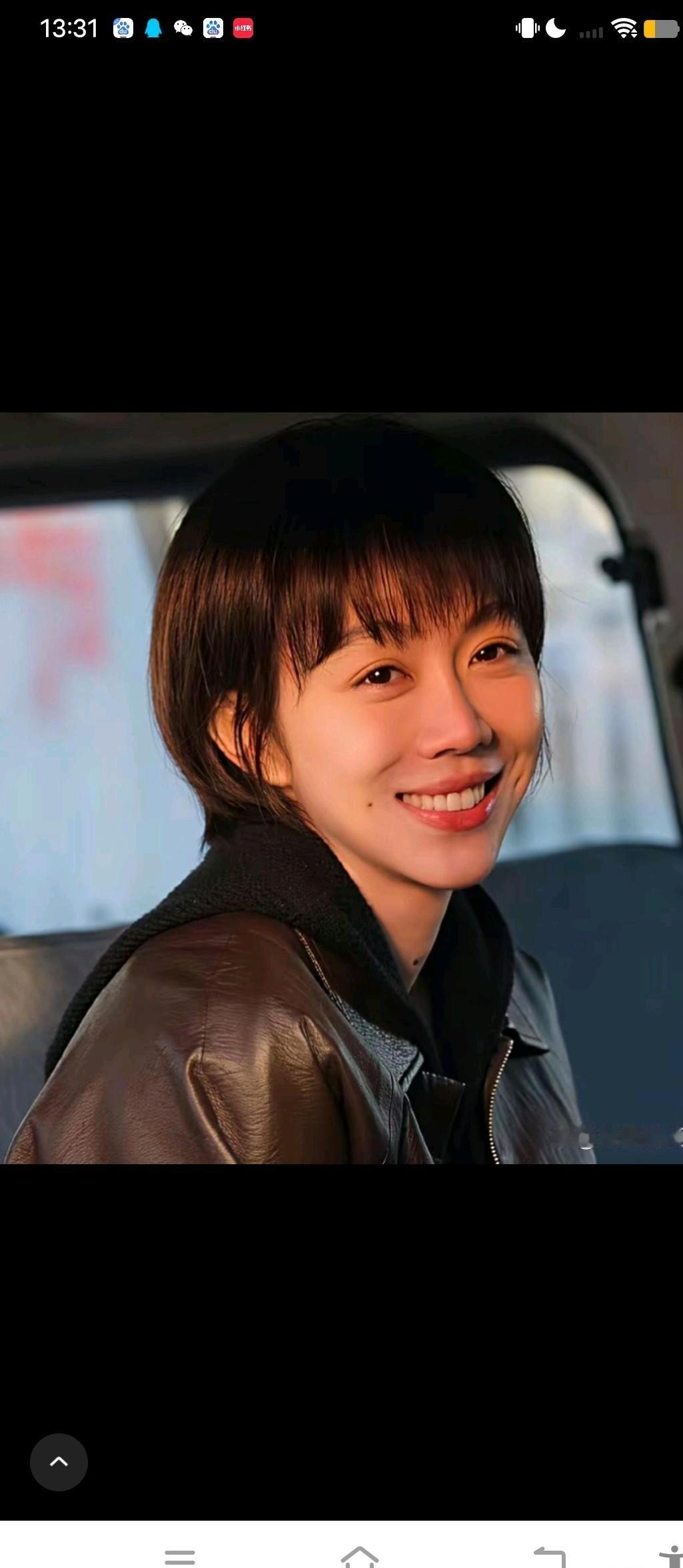 现在的内娱女演员个个争着当精致花瓶，偏偏姜妍反其道而行之，把明星最在乎的包袱摔了个稀碎。
在《小城良方》里，她演的艾辰一露面，身上就带着一股子热气腾腾的烟火味。
她和肖战搭档对手戏，没有半点悬浮感。刘铮亮是个浑身带着暗伤、习惯往后缩的人，偏偏撞上了嘴硬心软、行事泼辣的艾辰。
两个人凑在一起，几