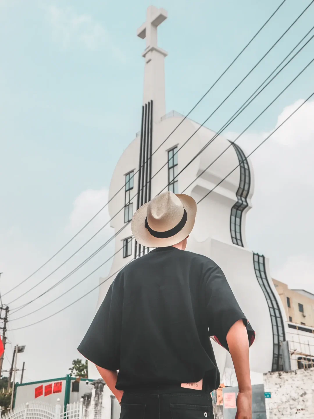 天空中巨大的小提琴🎵连电线都甘愿奏响音符