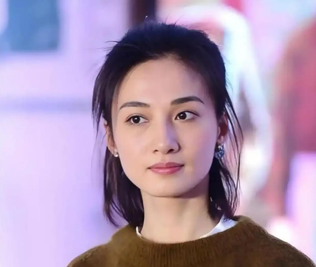 冯文娟，回应了！

10月6号晚上，对于白天杭天琪女儿称冯文娟介入自己父母婚姻一事，冯文娟发文作出回应了。

事情的起因是杭天琪的女儿张雅涵突然在社交平台上发帖，指名道姓说冯文娟早年介入自己父母的婚姻，还配了一句“破坏别人家庭，天道有轮回”。

帖子里写得挺具体，说自己四岁的时候，十四岁的冯文娟就和