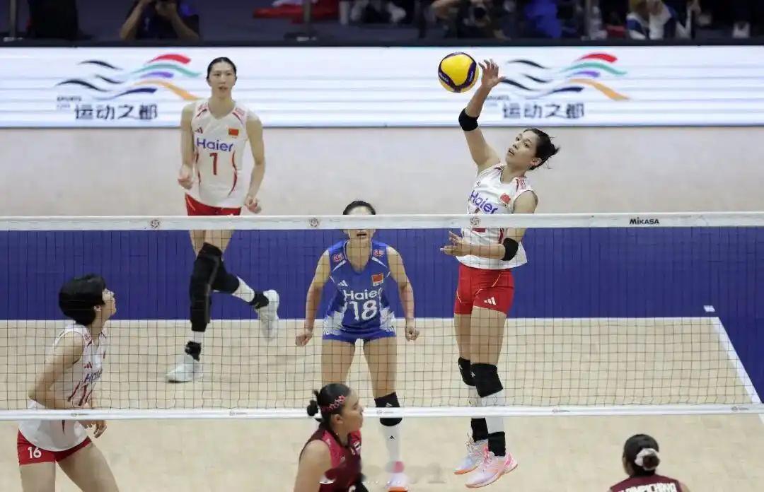 #中泰女排差距在哪#2026年亚洲女排锦标赛决赛，中国女排在天津主场苦战五局，2比3不敌泰国，无缘冠军，也错失直通2028年洛杉矶奥运会的资格。泰国女排第三次在亚锦赛决赛击败中国队，成功卫冕。中国女排小组赛到半决赛一局未失，决赛却在关键分把握和临场调整上暴露差距。不过全队仍可凭世界杯前三或世 ​