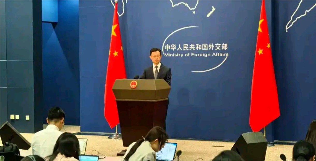 “一切后果由菲律宾承担！”。9月18号上午，仙宾礁附近海域。菲律宾一艘公务船，故意冲撞正在依法巡航的中国海警船。

外交部当天就回应了，话说得很直：菲方“挑衅滋事”，行为“严重违反国际法和国际关系基本准则”。

中国海警局的通报里有一句老话又出现了——“一切后果由菲方承担”。

这句话我从去年听到今