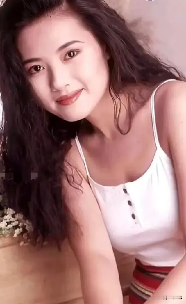 李丽珍的爱情之路布满荆棘，曲折坎坷。她的初恋对象是狄波拉的弟弟柏德烈 ...