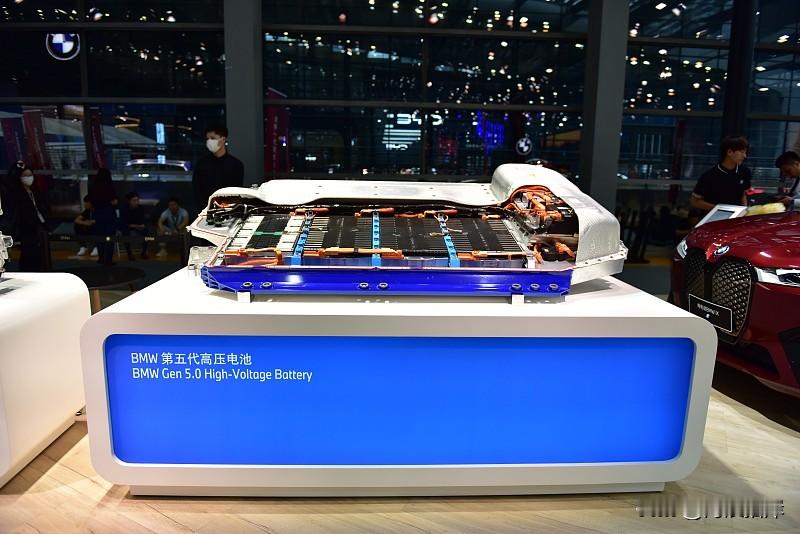 大五座纯电SUV看着是当下新赛道的香饽饽，2025年纯电渗透率才6.4%，大量家庭持币观望，核心就是几个跨不过去的技术坎。
首先是空间和续航的死矛盾，要堆出600km以上续航的电池组，必然要挤占车内空间，传统大五座的二排中间位本来就是“委屈位”，坐垫短靠背硬，放