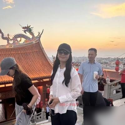 刘涛又去湄洲岛了，这次不是拍戏，是去拜妈祖。白衣黑裤，墨镜一压，拿着手机在庙前自拍，状态松弛得像个普通游客。可周围人全认出来了——这不就是当年演妈祖的那个人吗。
2012年《妈祖》播出，她成了无数福建人心里“活着的默娘”。如今十多年过去，她以推广大使身份参加千年海祭，共祈四海安澜。
从演员到被神