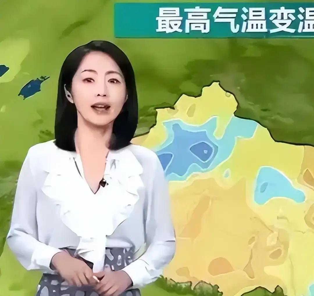 很多人以为铁了心丁克的人最怕老了后悔，其实能让人心甘情愿打破原则的，从来不是大道理，而是被家人毫无保留地尊重过。
杨丹和丈夫佟强刚结婚那会儿，两个人就达成了丁克共识，这一坚持就是整整十五年。
那时候她在镜头前播天气，几分钟的直播容不得半点分心，工作压力大到根本分不出精力照顾小孩。
这十五年里，
