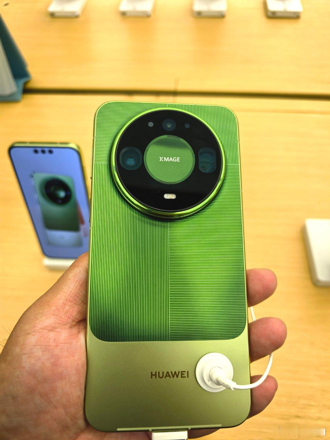 #华为Mate90系列#来华为店里看了 Mate90，实机外观还行，有几个感受：
1.全系直面屏，手感不错；2.标准版也是三挖孔，同时背面没有条纹设计；3.Pro 版屏幕大小应该是小了，80 也是，但 70 是 6.9 英寸；4.背面拼接处能感到一点缝隙，不是完全的平整贴合；5.背面的条纹设计不是我之前想象的有纹路手感， ​