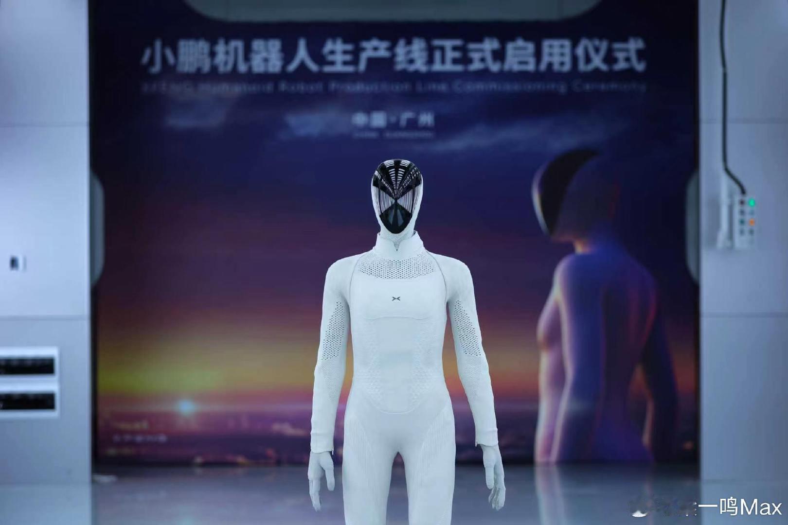 这是机器人的一小步，也是人类的一大步。

#小鹏第一位机器人自己走下产线# 

机器人自己走向何小鹏，何小鹏搂住他亲切合影。

以后你买的机器人，很可能都不用你上门提货。

咔咔咔一顿小跑敲门回家直接开始干活噢耶[手指比心] ​