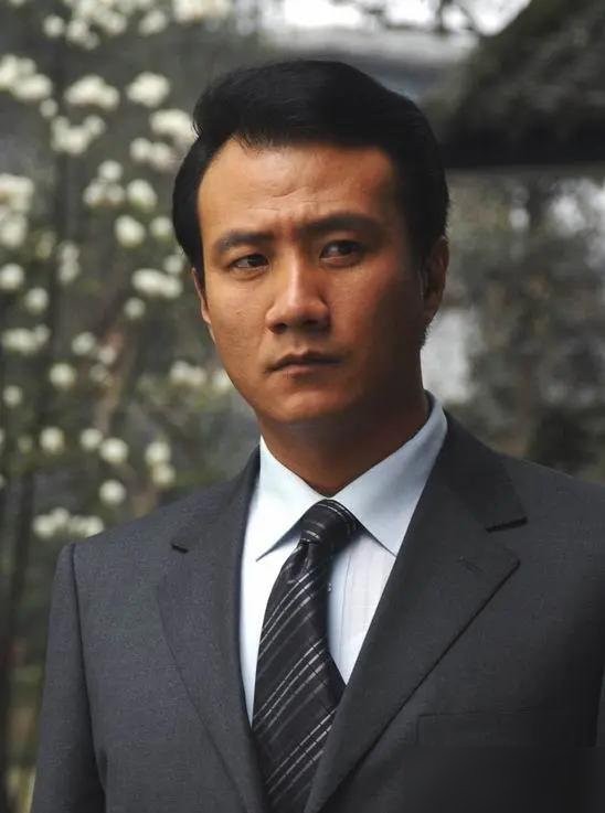 重温了一部快20年前的老剧，主演是胡军、梅婷、于和伟。不得不感慨，当年的他们眼神里真有股生生不息的劲儿！

2005年拍的《岁月》，底子是阎真的《沧浪之水》。

那会儿梅婷刚满30岁，那种被生活揉搓前的灵动与清澈，根本不需要打光师费尽心机地去磨皮。

快40岁的胡军演刚出校门的梁致远，从一开始浑身带