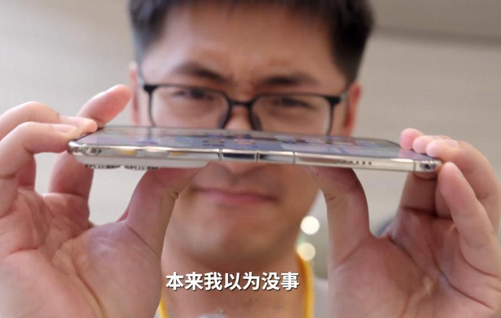 折叠屏什么时候可以拍钉子砸核桃，汽车轧过去也不会坏，像直板手机那样做暴力测试 ​