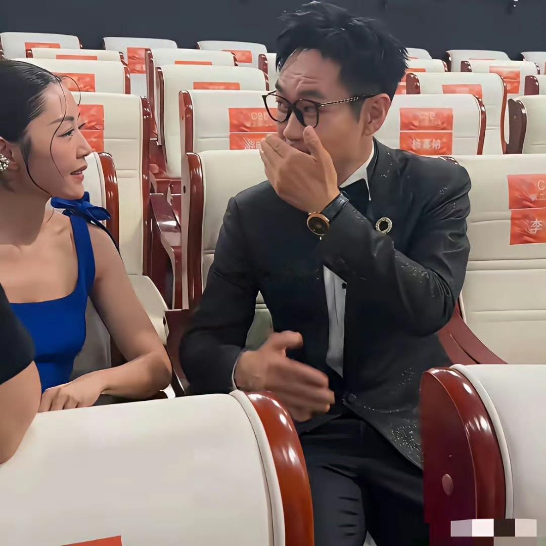 细节见修养！
大鹏后台交谈全程捂嘴
贴心避开卫诗雅嘴角伤口，下意识举动太圈粉 ​​​