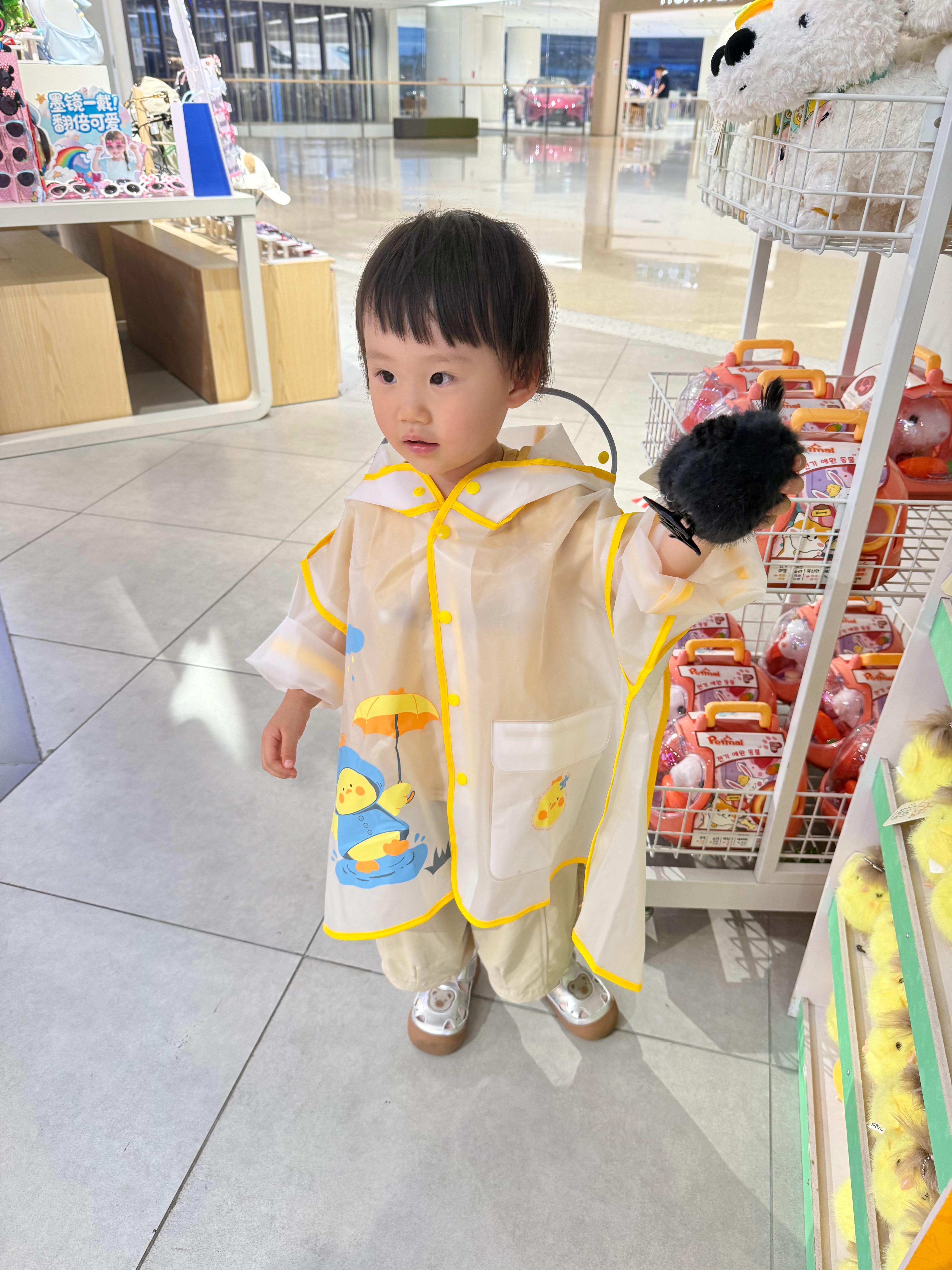 本来昨晚团子喊着要穿雨衣去喷泉踩水，结果到了之后风太大了，我就带她进了...