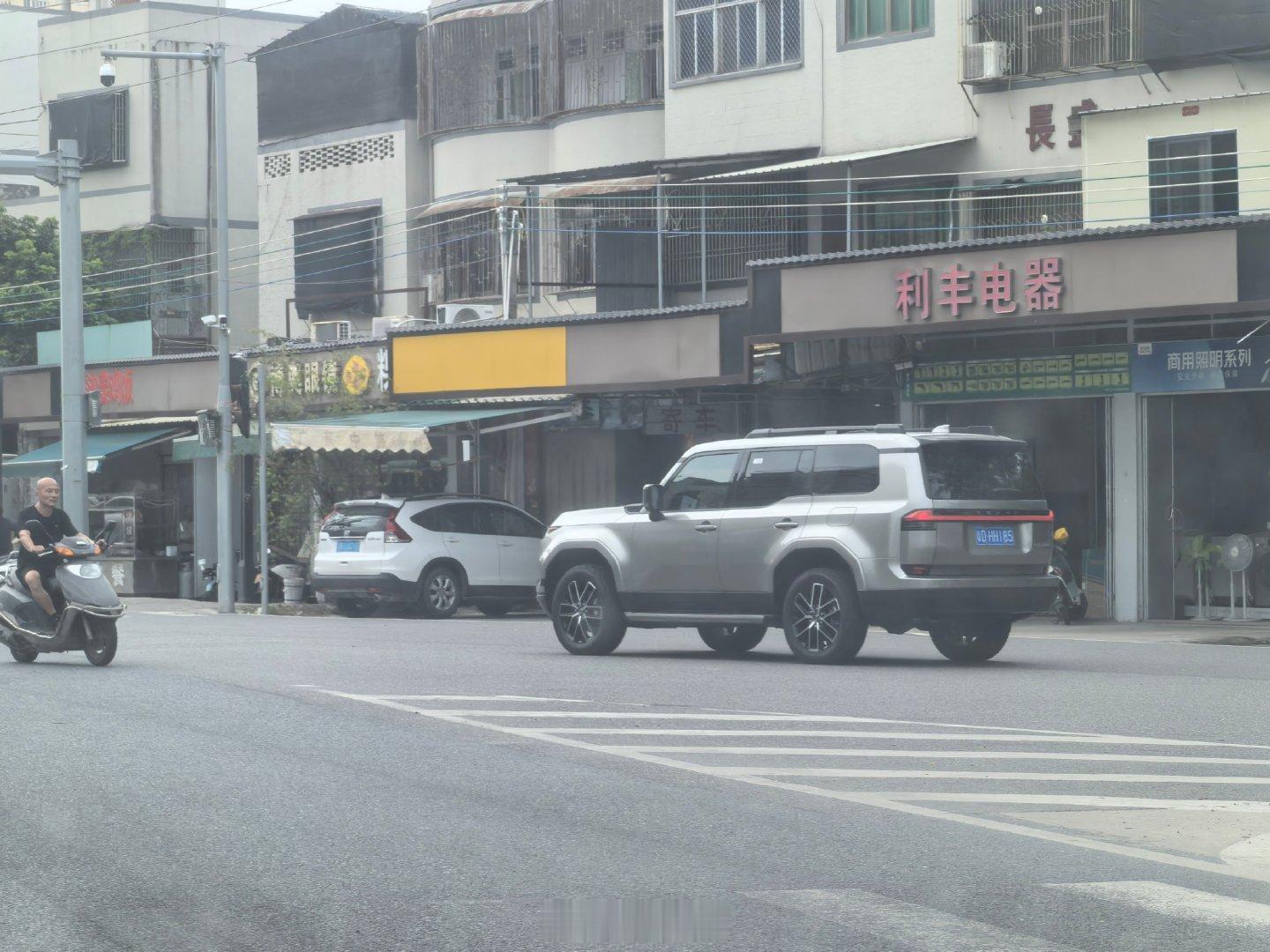 #雷克萨斯gx550#  这个颜色第一次见实物 ​