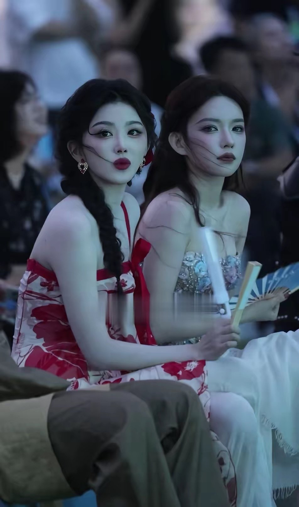程潇，孔雪儿单看都是大美女，放在一起嘛，程潇还是略胜一筹，程潇的侧颜太无敌了，她的鼻梁高挺，下巴弧度流畅，就这两点也把鼻梁窄平，下巴短小的孔雪儿给秒了。美女也得要氛围感，程潇那冷傲又略带忧伤的眼神简直让人一眼沦陷，虽然孔雪儿也很美，但和程潇放在一起，确实还是差了不少！ ​