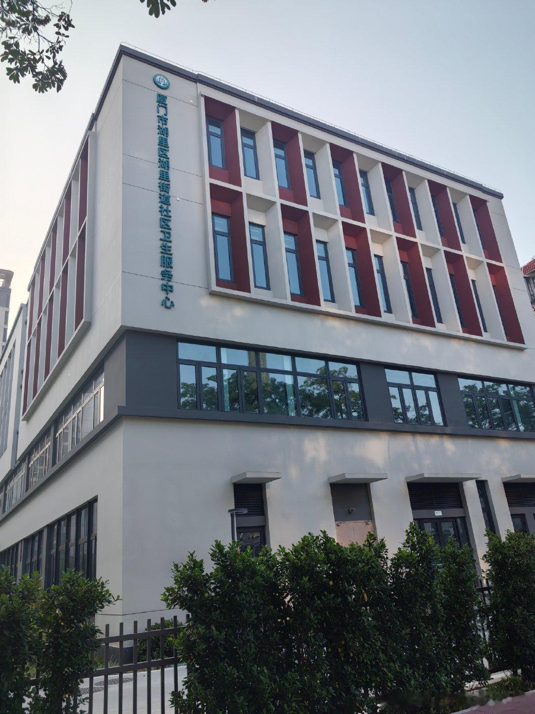 厦门市湖里区卫生院工地项目，闽鑫建筑有限公司，凡越劳务，拖欠农民工工资，要了几个月的工资了到现在都解决不了问题，农民工的血汗钱[笑cry]工地的。 ​
