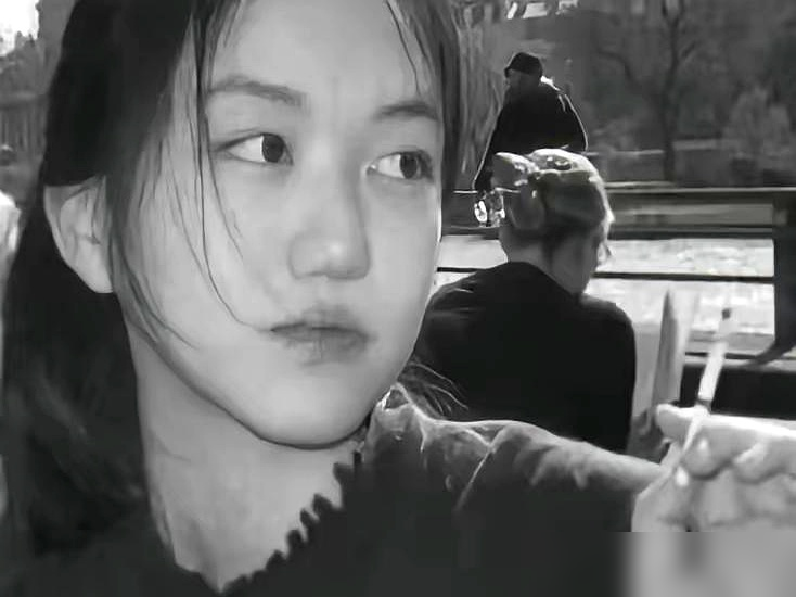 李亚鹏女儿李嫣当街抽电子烟，亲爹全程没制止！
2025年8月被媒体直击，和李亚鹏、继母聚餐后，在餐馆外抽电子烟，动作自然熟练。同年4月李嫣就曾因夹烟手势，引发过外界猜测。
直到今天，李嫣本人、李亚鹏方面，没有出过任何回应或辟谣。当时现场李亚鹏态度平静，媒体直接评是默许。
一边是外界默认的乖乖女