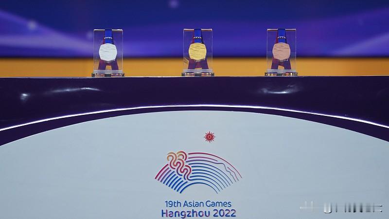 开赛两天直接把亚运会奖牌榜打出断层感，23金10银5铜合计38枚奖牌稳居榜首，比第二名日本的8金直接多了快两倍，金牌数量的优势根本追不上。
武术、游泳、射击、体操这些优势项目全在持续收割金牌，游泳更是妥妥的亚洲统治级发挥，每一轮比赛都有金牌入账。就连之前和泰国队交手吃过亏的女排，这次也硬生生3-2啃