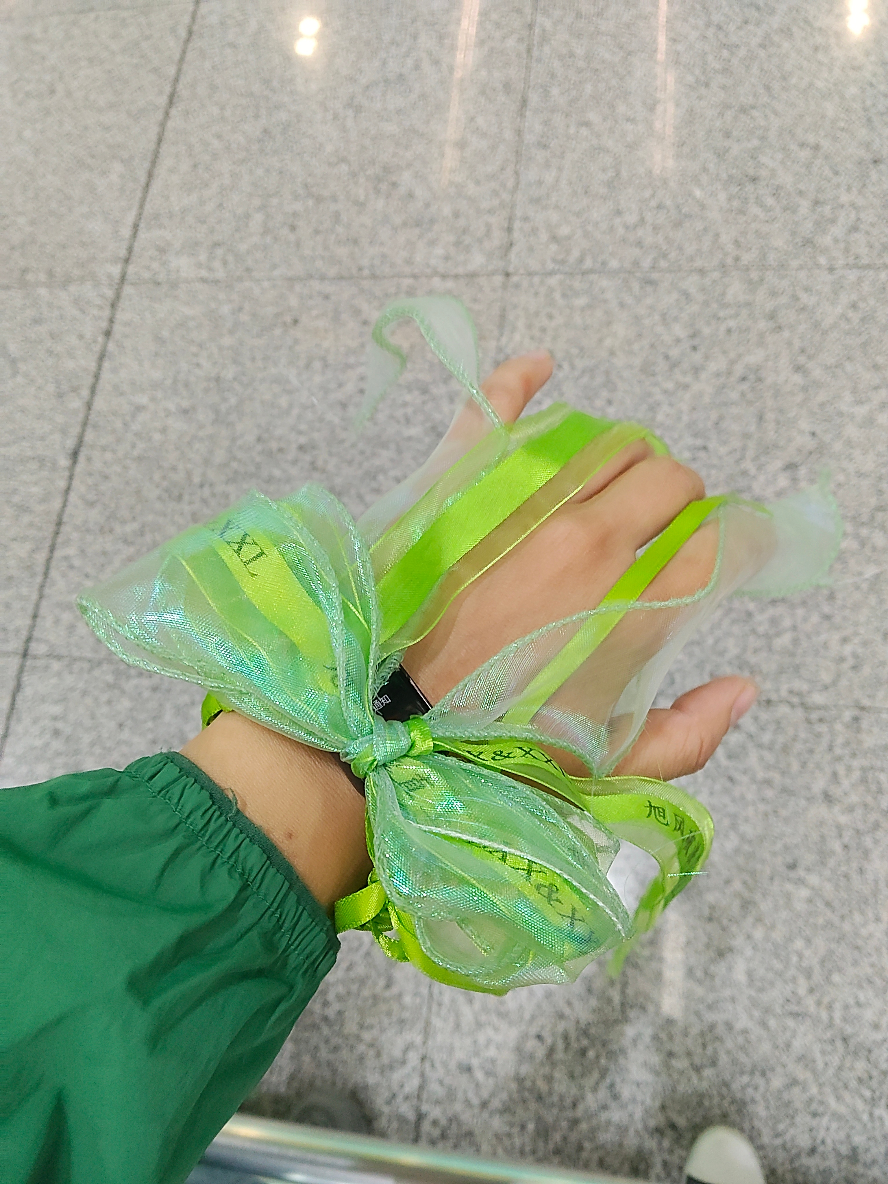 #刘萧旭#  💚#向全世界安利刘萧旭# 
第一次线下接机repo
💚9.11晚上10:42群里说98明天6:30西安沈阳，8:55到达。我是没敢信的，不敢相信幸福来得这么突然。9.12要上班，有两节课。二宝还没人带，还要给大宝做早饭。真怕时间来不及。在长矛老师的鼓励下，我决定走出这一步。先看了虎跃易行有没有适合 ​