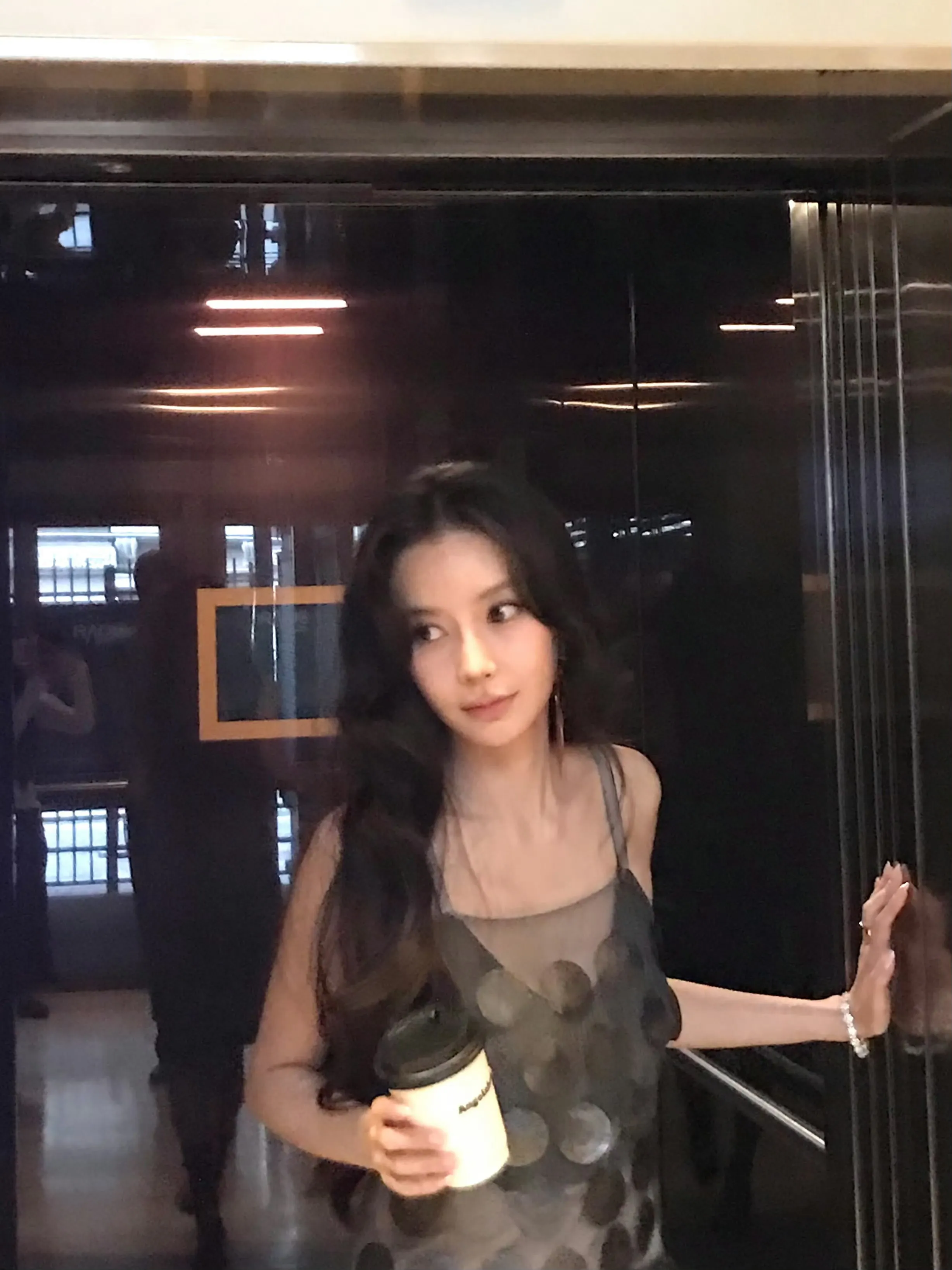 黄晓明在杨颖微信编辑框里输入：“看到你发的照片了，很美！”冷笑一声后，又删除了。

黄晓明和杨颖离婚会不会后悔我不知道，但杨颖如今真的美的像仙女

有不少网友还希望他俩能复婚，但是说实在的，我觉得黄晓明就离婚后的表现，他并配不上杨颖

关于婚姻，真心觉得其实女人体验过一次就好了
优秀的男子例外，可以