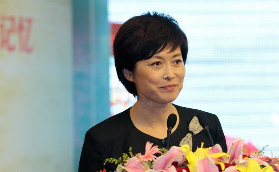 敬一丹留给人们的记忆：9月17日，敬一丹告别仪式在北京八宝山殡仪馆举办，中国传媒大学播音主持艺术学院发文确认，不少央视老同事还有生前好友赶到现场送别。
   告别现场气氛肃穆，《东方时空》栏目组送来花圈，挽联写着共记岁月山河，追思敬大姐荧屏初心。主持人王宁和刘纯燕夫妇，也来到现场，送这位共事多年的老