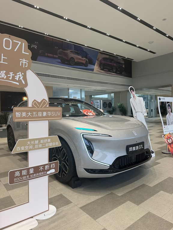 好开好坐的阿维塔07L，新手友好🚗
全系乾崑智驾ADS5，城区、高速都从容
800V超充平台，补能省心，长途无焦虑
太行底盘行驶平稳，过弯很稳，开车不累
静谧座舱，HUAWEI SOUND音响，通勤路上享受独处时光
有空一定要到店亲身试驾感受#寒露的仪式感#智美大五座豪华SUV#张凌赫座驾阿维塔07L#最好的陪伴是一路同行