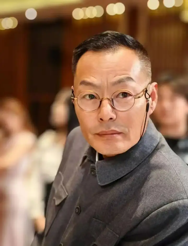男演员王新昉在出租屋去世

        即日晚，55岁草根演员王新昉在西安拍戏期间，于租住的出租屋内意外离世。事发时剧组联系不上他，上门后发现其已不幸离世，随即报警。警方勘查排除他杀、自杀可能。王新昉经商失败后赴横店跑龙套，入行九年，参演《觉醒年代》等多部剧集。家属未做尸检，遗体已火化，将带回河