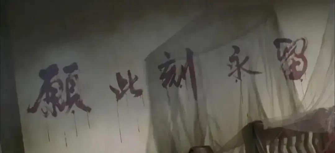 梁家辉和刘青云同台飙戏，演的却不是扬眉吐气的双雄对决，而是两个被现实死死按在泥潭里的倒霉蛋。
1999年林岭东拍出《目露凶光》的时候，楼市刚经历过一场灭顶之灾，满大街都是扛着负资产欲哭无泪的普通人。
戏里的刘青云原本是个体面的电脑专家，有体面工作，有漂亮女友，结果遇上大环境崩盘，投资全砸在手里，