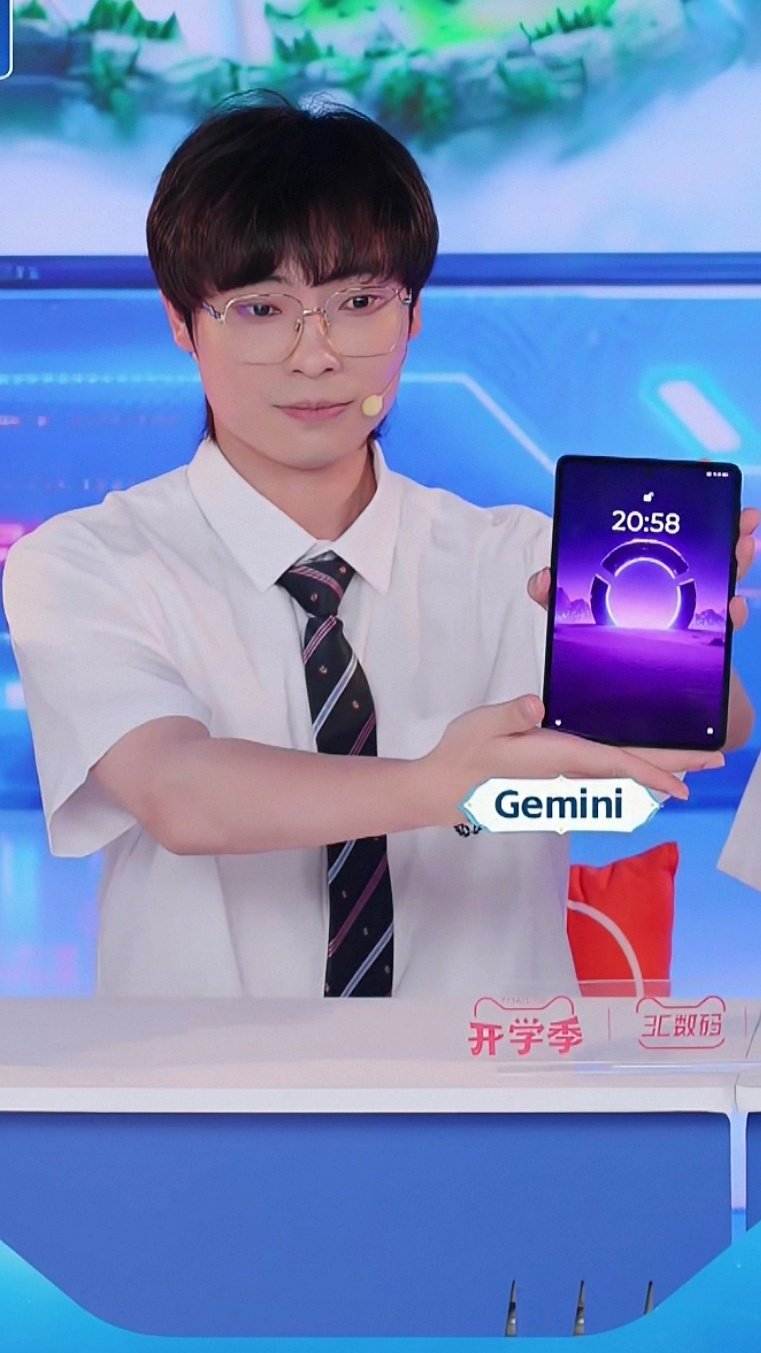 #郭家毅gemini[超话]# 生活不易，鹌鹑卖艺
老大怎么又萌又呆的呀，算了，不管了，好可爱 ​