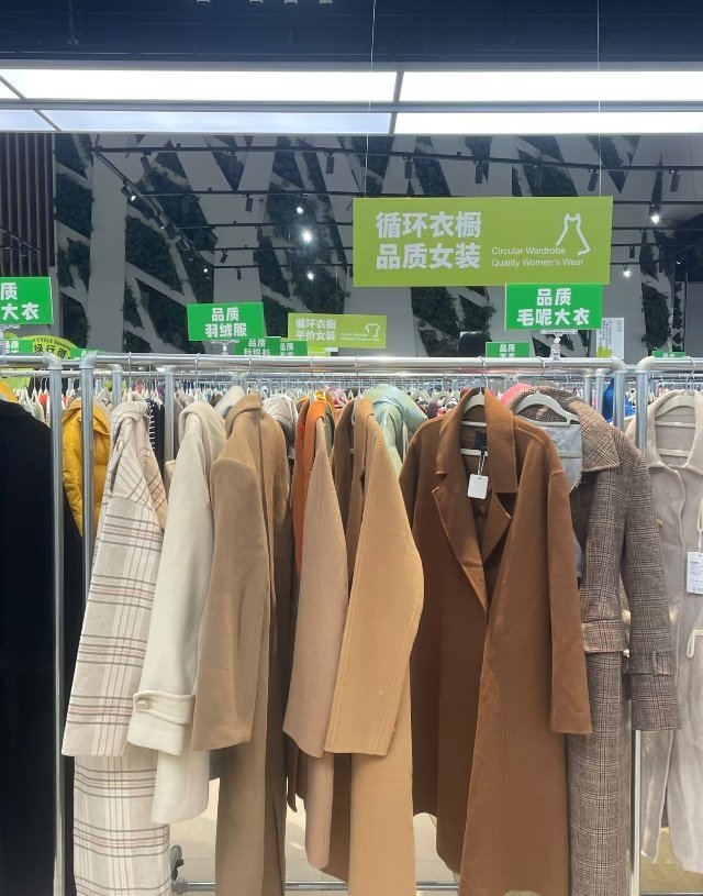 #晋妈打包了一些旧衣服寄给李勒优姑姑#

其他事情可以去思考，但打包一些旧衣服寄给李勒优姑姑就没啥讨论 ，更不用放大了。

以前家里兄弟姐妹多的，都穿过哥姐的旧衣服吧，也有亲戚家给的旧衣服吧。现在是旧衣服又不是打着补丁，更何况大连是个很时尚的城市，大连人爱打扮，选的衣服品味都不差，拿到 ​