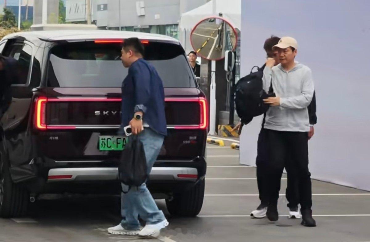 太接地气了了，咱就是说千亿总裁背个包，就来给小米澎程首批车主开车门了，也是没谁了。 #雷军为澎程车主开车门# ​
