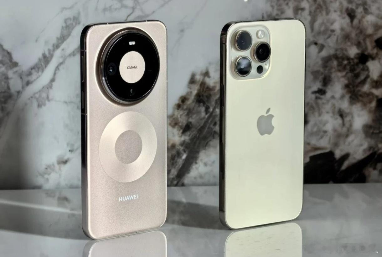 #苹果用户入手华为折叠# 作为多年iPhone用户，试着入手华为折叠当备用机，属实有点旦用难回。鸿蒙系统流畅度超出预期，大屏分屏处理文档、刷内容体验很舒服。最直观的就是信号优势，地库、电梯里也不容易断联，还能开热点给iPhone救急。苹果生态依旧是主力，但折叠屏带来的大屏体验，是直板iPhone给不 ​