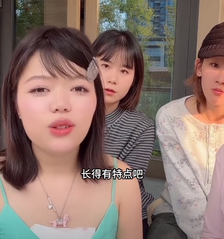 难怪赵露思要捧厚本
直播回应面容问题，没有大发雷霆，也没有避重就轻 盲目自信。
反而是坦坦荡荡说出“刷到过…回家问了妈妈…在娘胎里挑爸妈缺点长大，弟弟好看…当成夸赞吧，长大有特点”。
性格是真的好，听话，聪明，性格好 颜值只是一块敲门砖，赵露思已经帮她打开了，未来能走多远，就看自己了。
