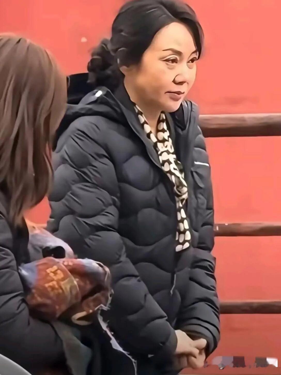 素颜状态下的闫妮长相比较普通，不过这么看，闫妮好真实啊，脸上一点医美痕迹都没有，原生态的美，比较有气质，这个状态赢了很多同龄的女明星。