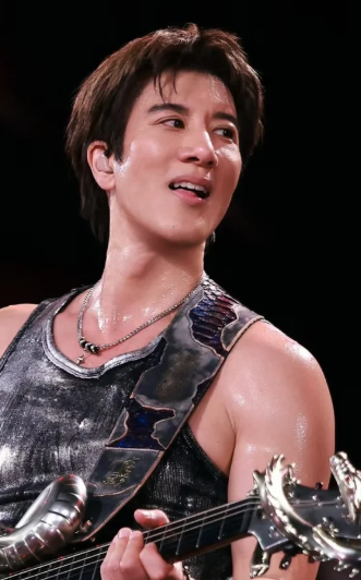 有一件事情。
王力宏估计也想不明白。
为什么耳返这种设备问题，总能精准地找上他，开场一句就抢拍，节奏和伴奏明显对不上。
他就在这几天的大湾区晚会上唱盖世英雄，频繁抬手按耳返，脸上全是困惑。有人翻出去年他和单依纯合唱落叶归根，也是开场抢拍，当时还被质疑过唱功。
可这次评论区有人说了句公道话，正看直播的