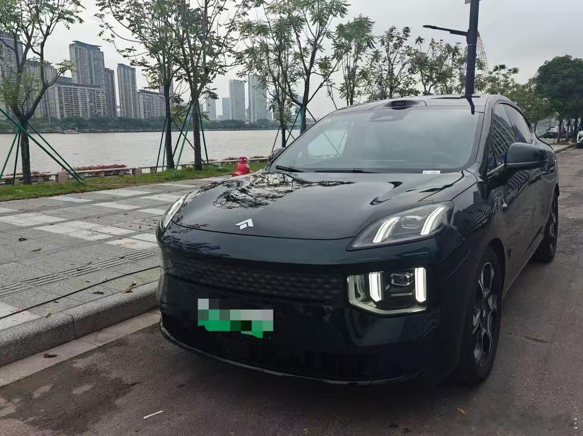 偶然偶遇昊铂S600，第一眼就下意识放慢脚步停了下来。低趴流畅的车身线条沉稳大气，前脸简约又很有辨识度。尤其一眼盯上它自带的激光雷达，再想到车内143°电调躺椅和双腔空簧，瞬间被戳中。外观高级不浮夸，配置又很实在，看完心里默默种草，忍不住多驻足观望了好久。#昊铂s600##好友玩昊车 #广汽昊铂  ​