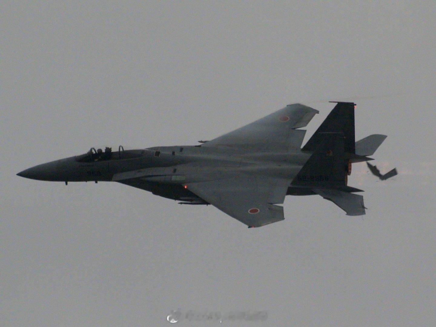 #兵器影像# 日本航空自卫队F-15J战斗机飞行过程中部件脱落，被航空爱好者抓拍到。 ​