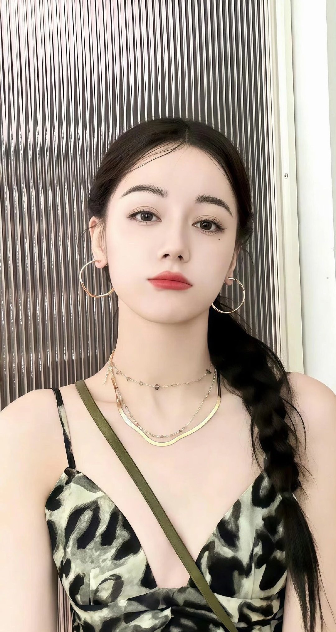 新疆美女确实多，我今天住的酒店前台是一个“迪丽热巴”
大概就长图片这样，没好意思直接拍，网上找的热巴照片，但是现实当中比这个照片更惊艳[流鼻血]

#新疆#  ​