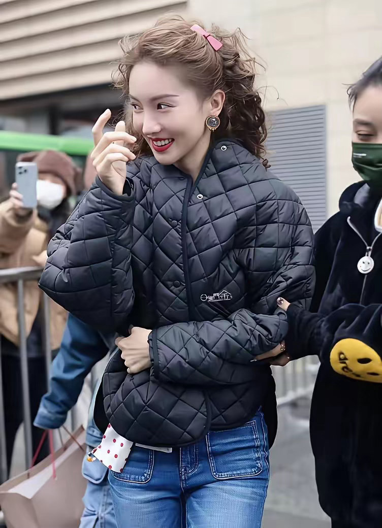 金晨增肥之后颜值大变样，羊毛卷搭配羽绒服满满的少女感，气质嫩回少女，变化大得像换了个人！ ​​​