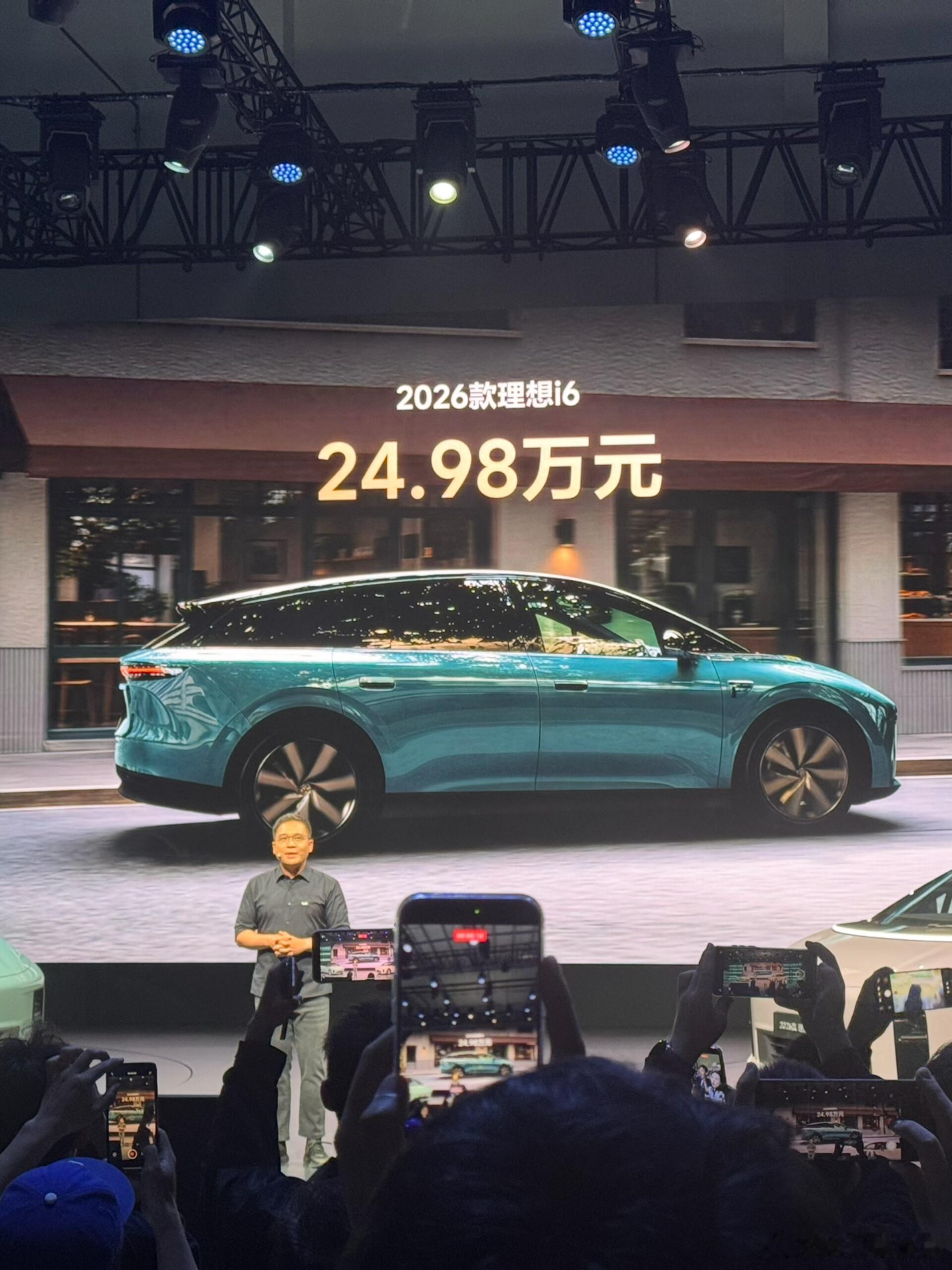 2026款理想i6：加配不加价，理想把“配置平权”打成体系战#2026款理想i6上市#

2026款理想i6上市，官方维持24.98万元起，首销期权益价23.98万元，四驱加2万元。看似价格稳住，实则是把96kWh连山5C电池、前排双零重力座椅、29英寸6K全景屏、ADB大灯、电动前备箱、8797座舱平台与自研马赫M100智驾芯片全 ​